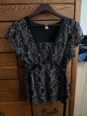 Merona Black Lace V-Neck Short Sleeve Blouse with Satin Trim